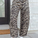 Graue Zebrastreifen-bedruckte breite Barrel-Jeans