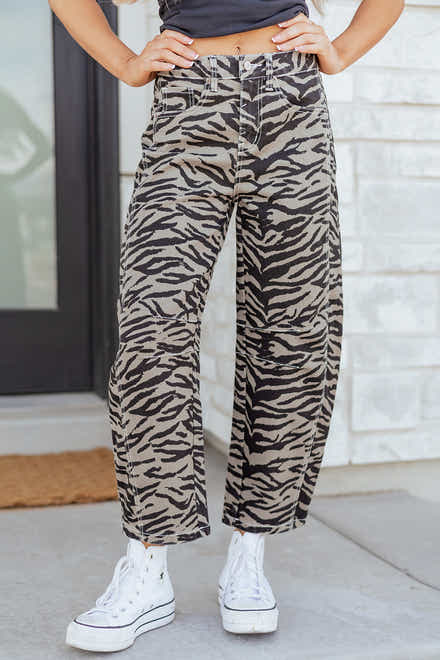 Graue Zebrastreifen-bedruckte breite Barrel-Jeans