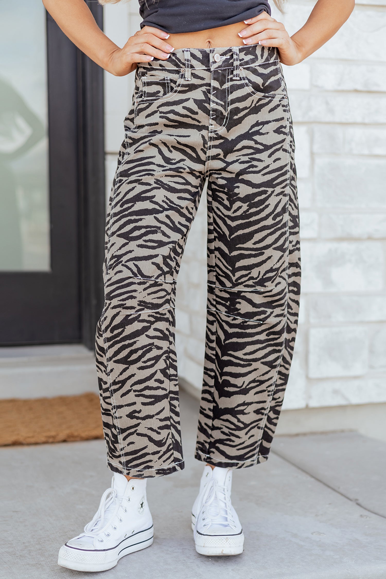 Jeans a righe zebra grigie stampati con canna larga