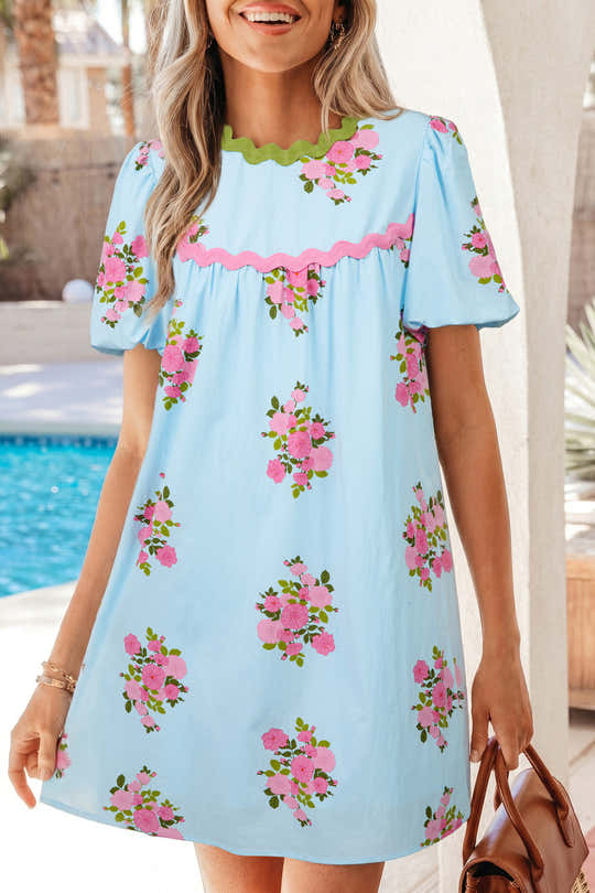 Himmelsblå blommig klänning med kontrast i Ricrac-detalj med bubble sleeve