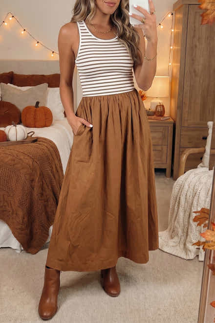 Kastaniengestreifter Farbblock-Patchwork-Ärmelloser, lässiger langes Kleid