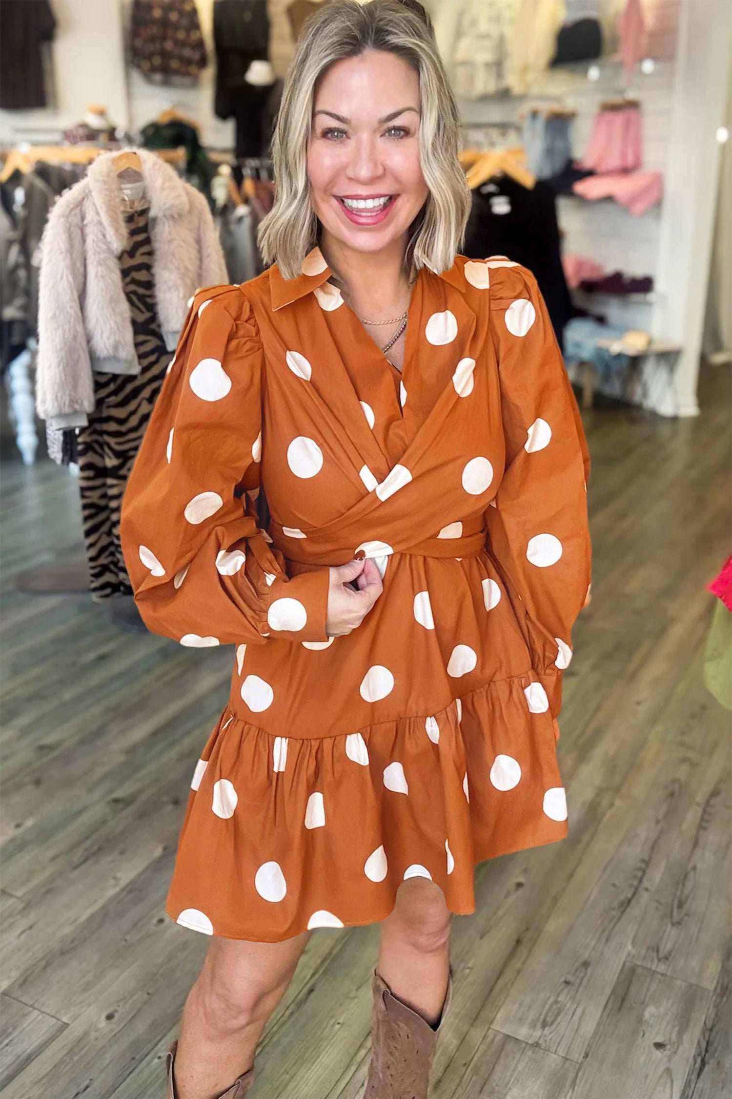 Braunes Polka-Dot-Langarm-Krawatten-Taille-Leger-Minikleid