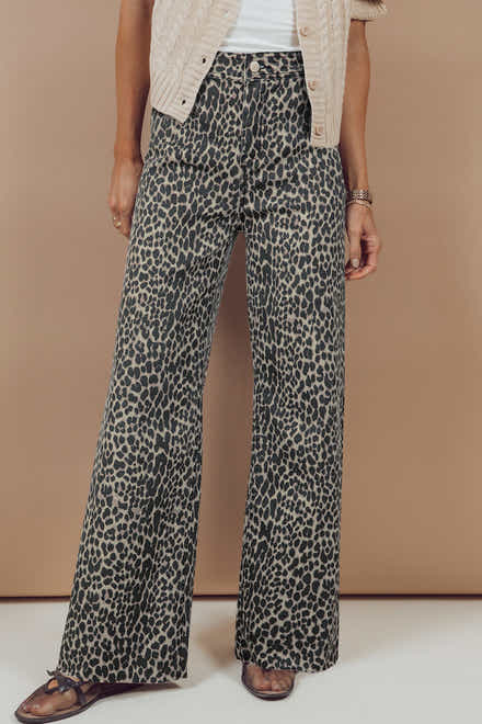 Svarta leopardmönstrade jeans med vida ben och hög midja - Dammode Bild 1