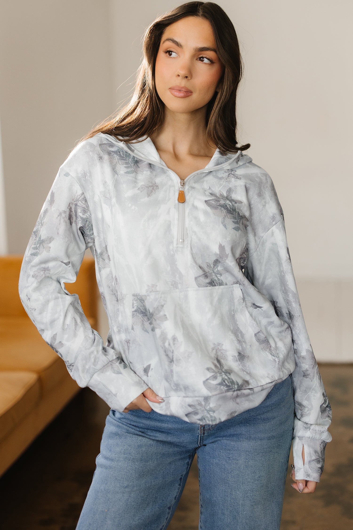 Grauer Tarn-Blattmuster-Känguru-Pocket-Quarter-Reißverschluss-Hoodie