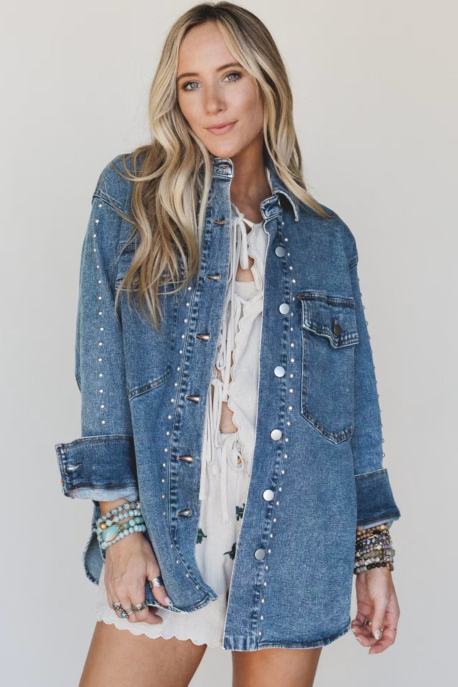 Veste en jean à manches longues à coupe régulière à la coupe régulière avec rivets bleus voiles