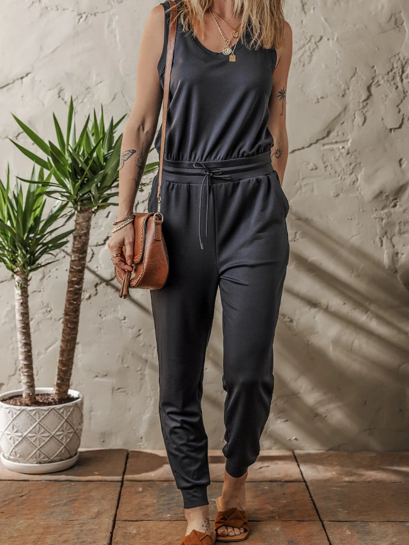 Tie Waist Sleeveless Jogger Jumpsuit - Exklusive Damenmode & Kleidung Kollektion | Redblad Deutschland
