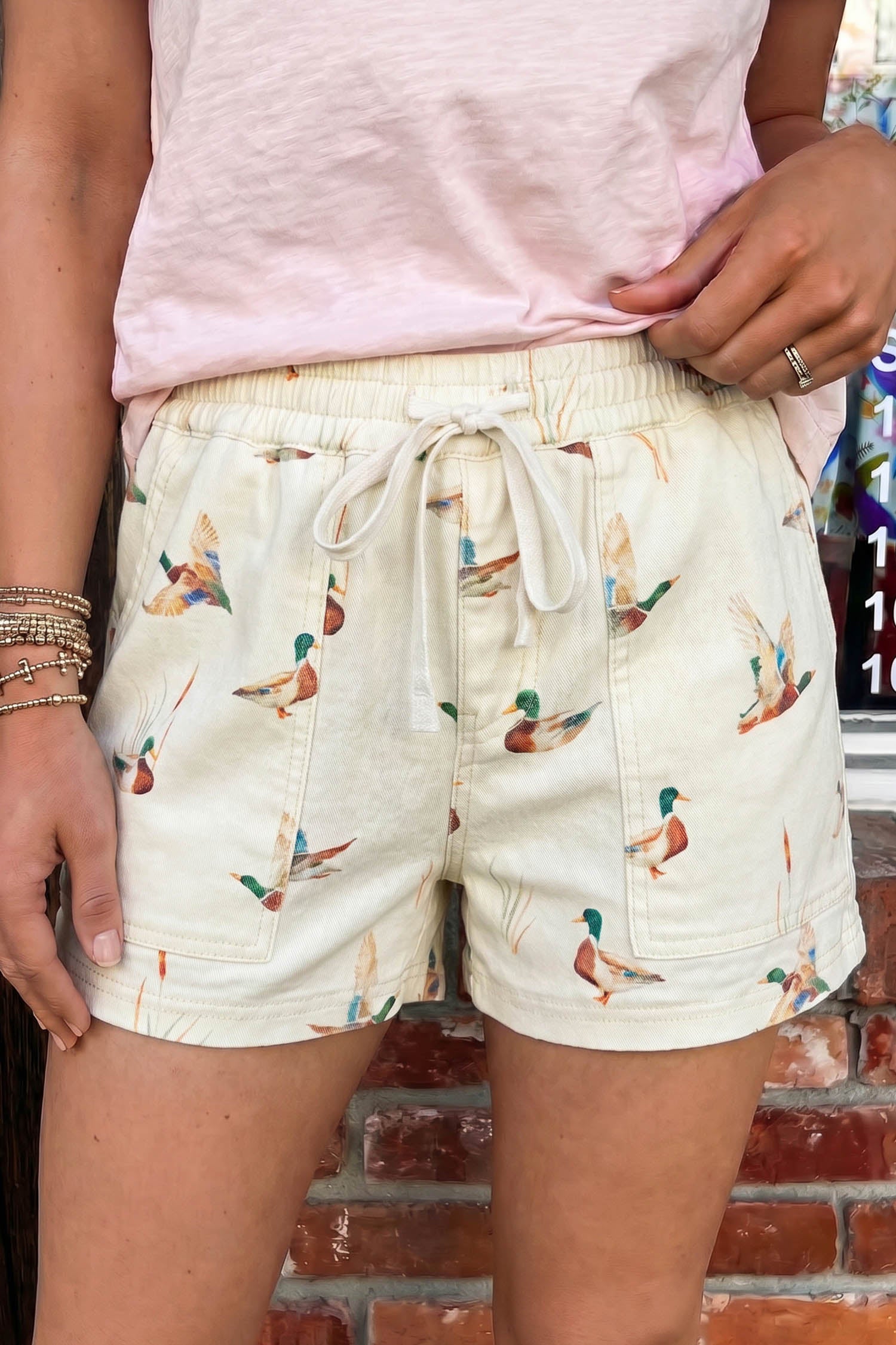 Beige Wildenten-Stockenten, bedruckt mit Jeansshorts aus Kordelzug
