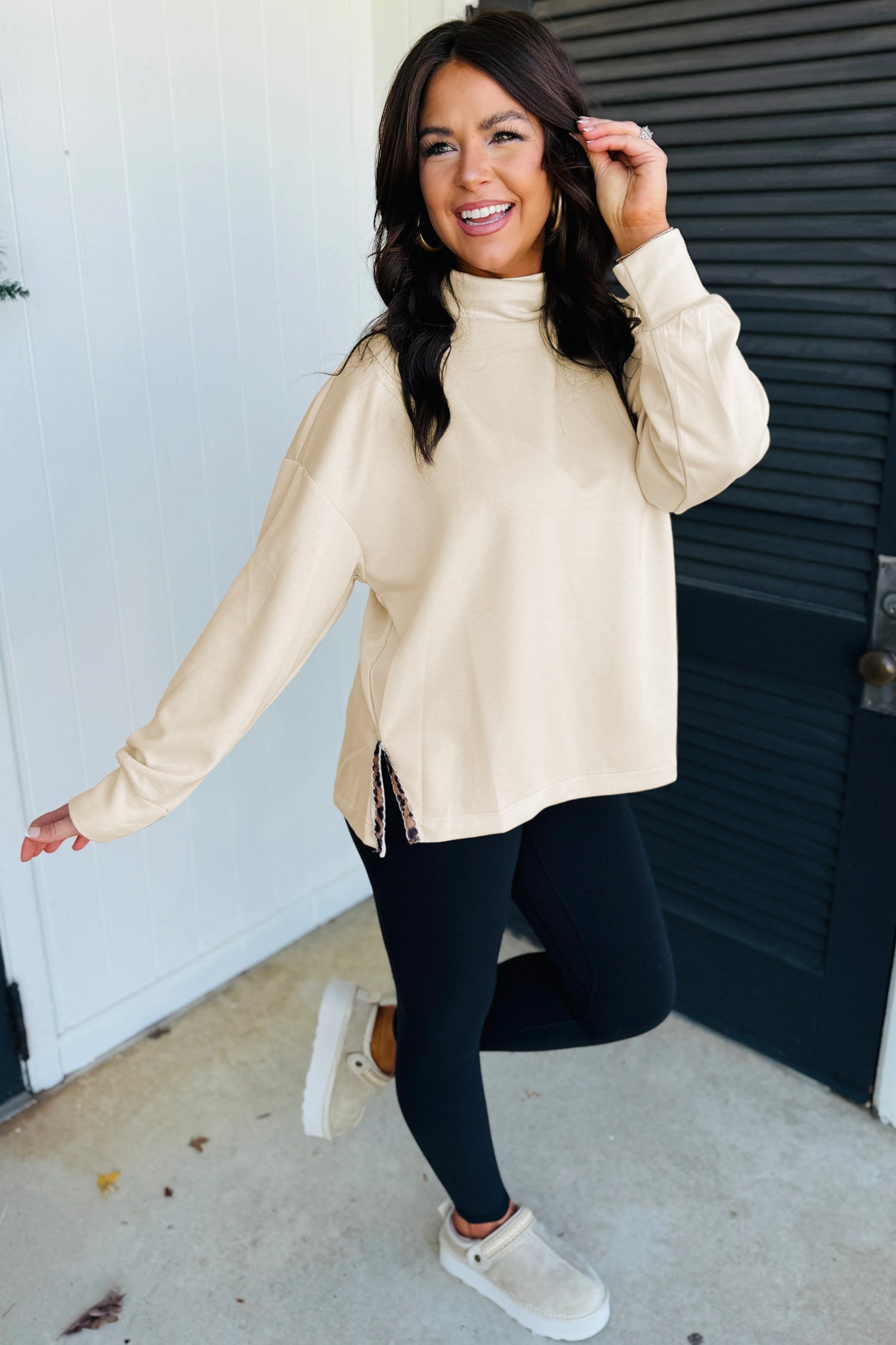 Beige Mock Neck Long Sleeve Leopard Detail Split Hem Top - Damesmode Afbeelding 4