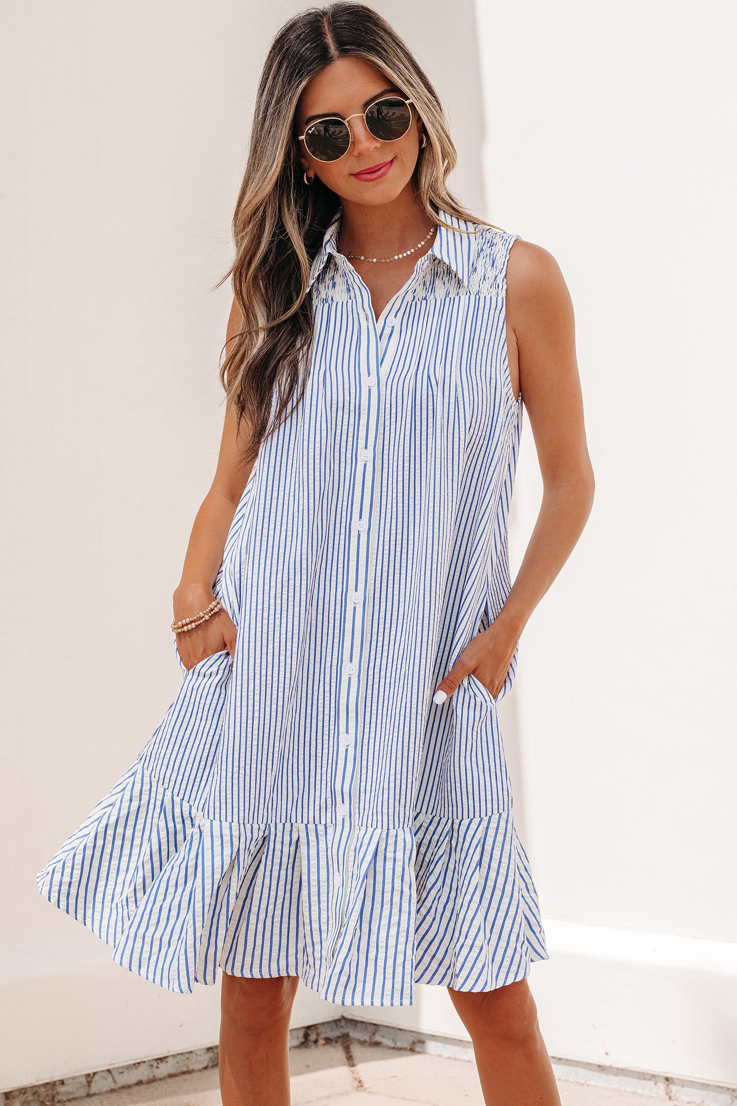 Chemise rayée bleu ciel, col à boutons, ourlet à volants, robe sans manches