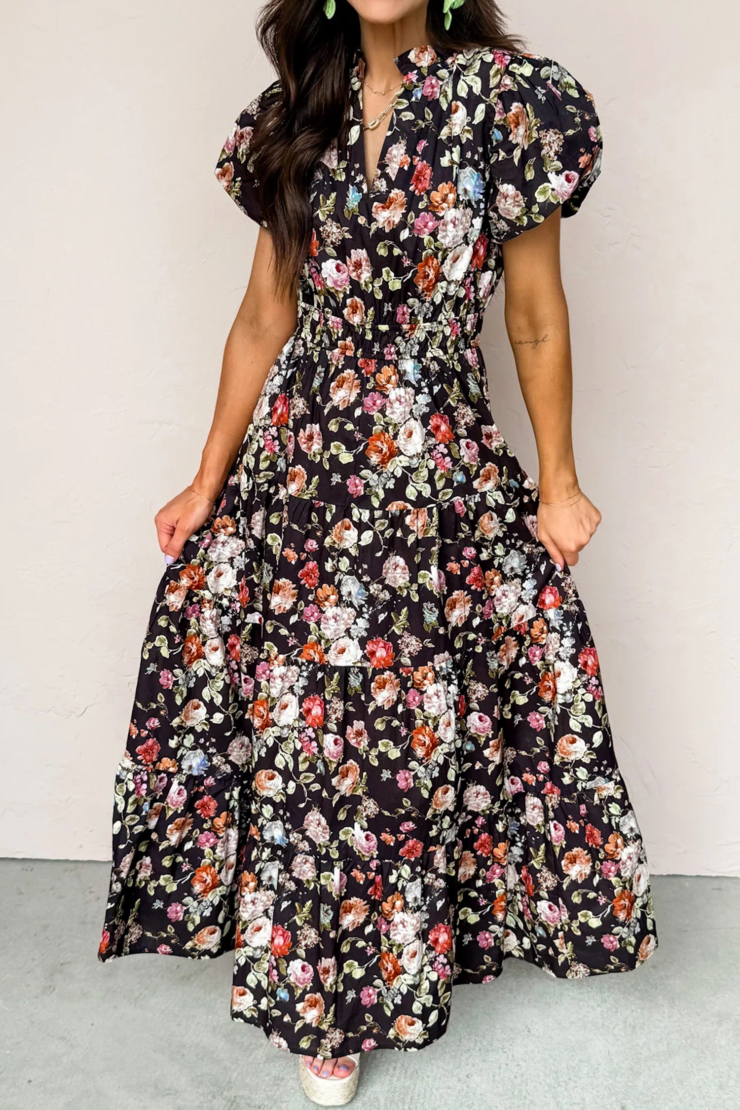 Schwarzes, florales Maxikleid mit V-Hals-Falten und Stufen – Damesmode Afbeelding 4