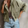 Chaqueta utilitaria con capucha corta y bolsillo verde laurel