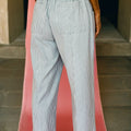 Himmelblaue Streifen-Jeans mit mittlerem Schnitt und Kordelzug - Foto 2