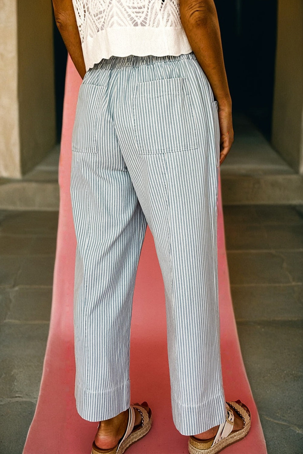 Jeans a strisce azzurro cielo con cintura media con cordino