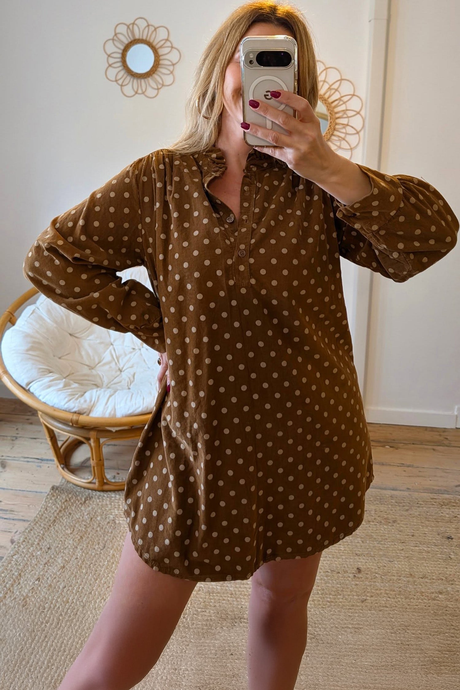 Braunes Kleid mit V-Punkten, langärmligem Knopf-Shift