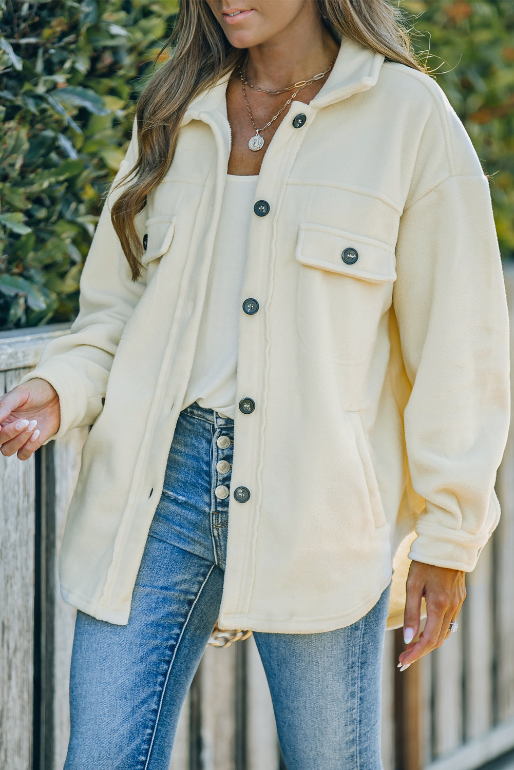 Beige Hemdjacke mit Umschlagkragen – Damenmode Bild 4