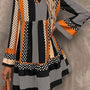 Mini-robe à motifs noirs rayés à pois, ourlet à volants et col en V