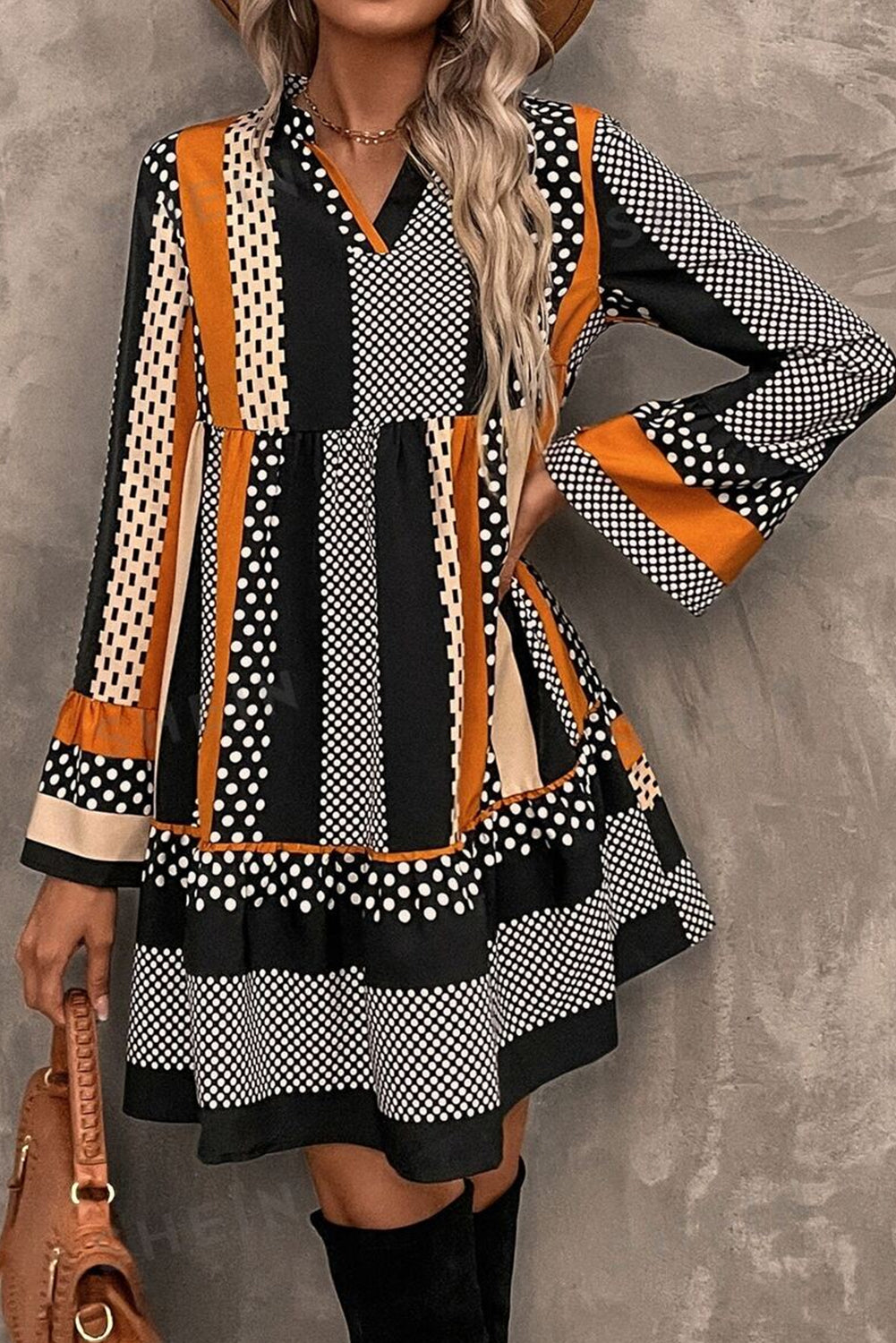 Mini-robe à motifs noirs rayés à pois, ourlet à volants et col en V - Mode Feminine Exclusive & Vetements | Redblad France