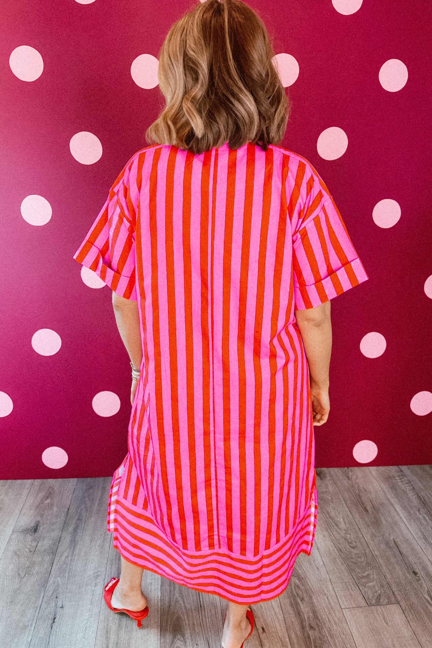 Roter Streifen mit V-Ausschnitt und Ärmel entspanntes Split-Midi-Kleid