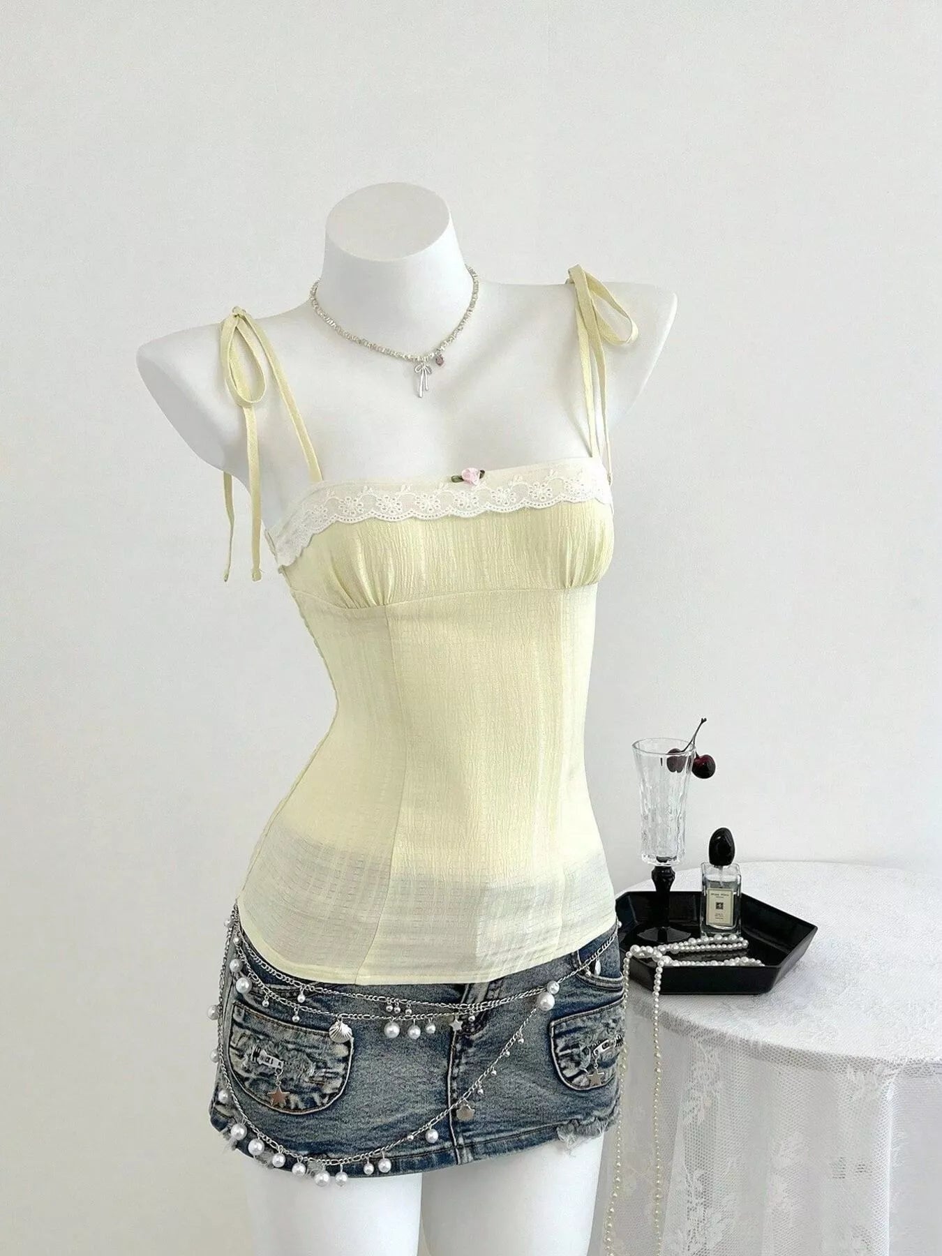 Lace-Trimmed Tie Shoulder Cami - Exklusive Damenmode & Kleidung Kollektion | Redblad Deutschland