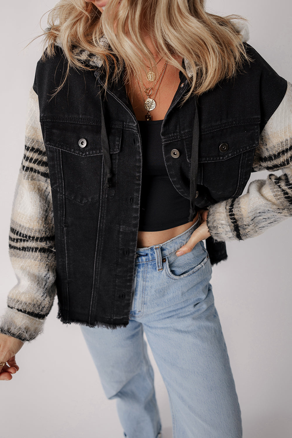 Veste en jean à capuche à manches à carreaux noirs à manches effilochées - Damesmode Afbeelding 5