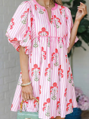 Mini robe à manches évasées à manches évasées à motifs de fleurs roses, cravate à rayures florales et encoche - Miniatuur