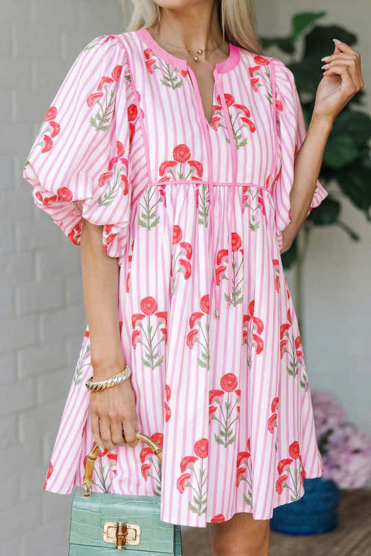 Mini robe à manches évasées à manches évasées à motifs de fleurs roses, cravate à rayures florales et encoche