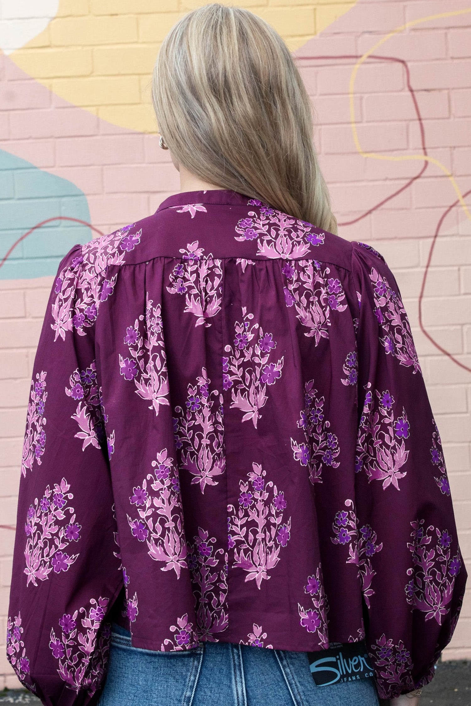 Chemise à manches bouffantes à boutons à motifs floraux violets
