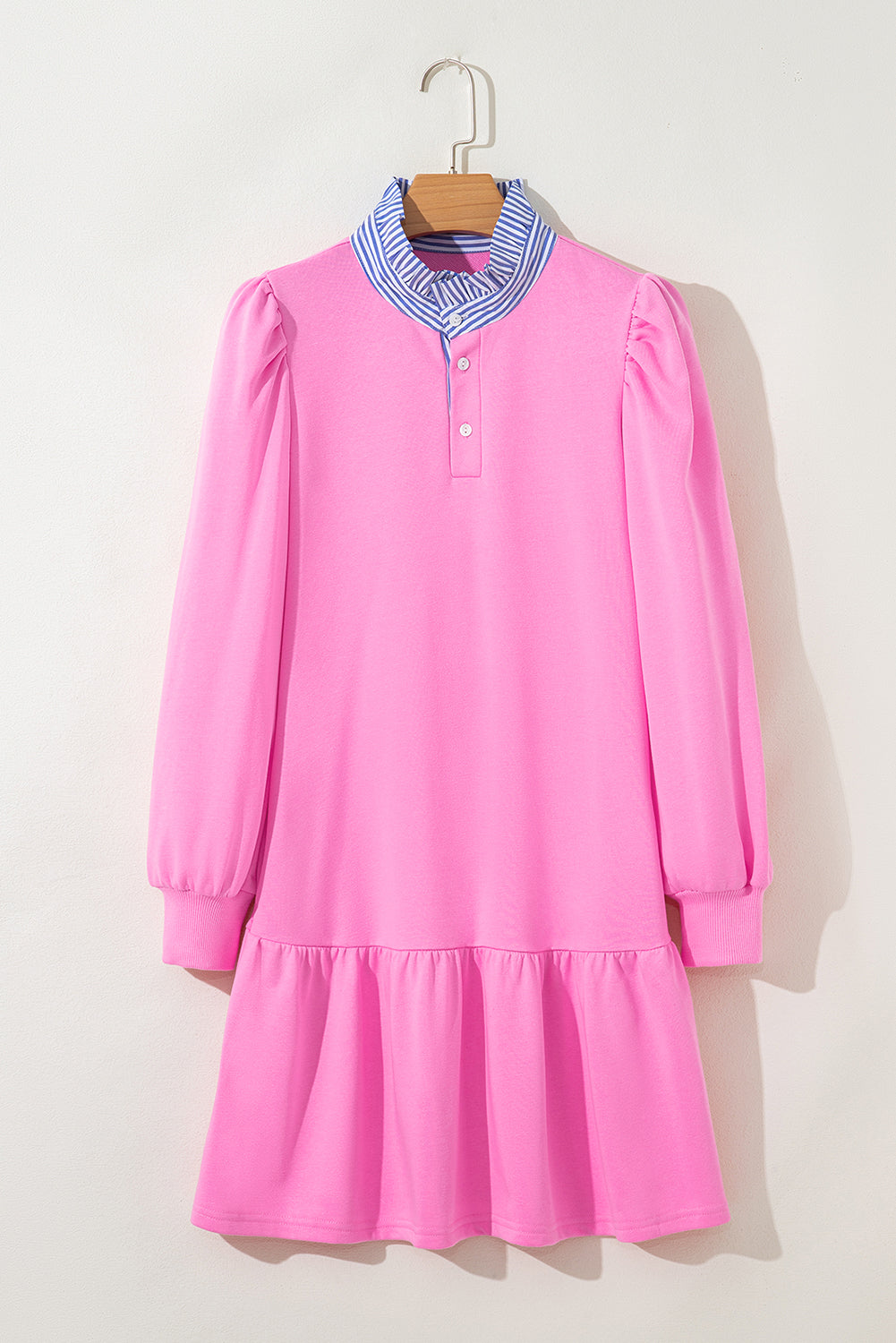 Mini robe à col rayé rose contraste, patchwork à manches bouffantes, ourlet à volants