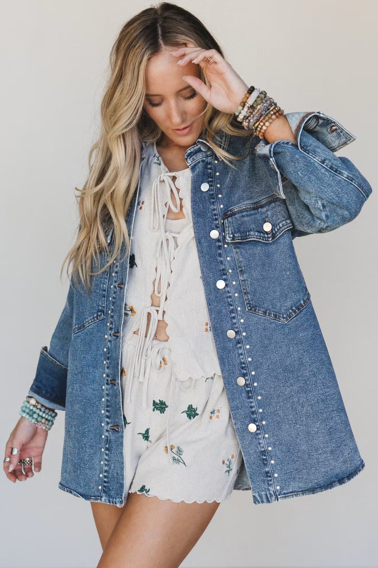Veste en jean à manches longues à coupe régulière à la coupe régulière avec rivets bleus voiles