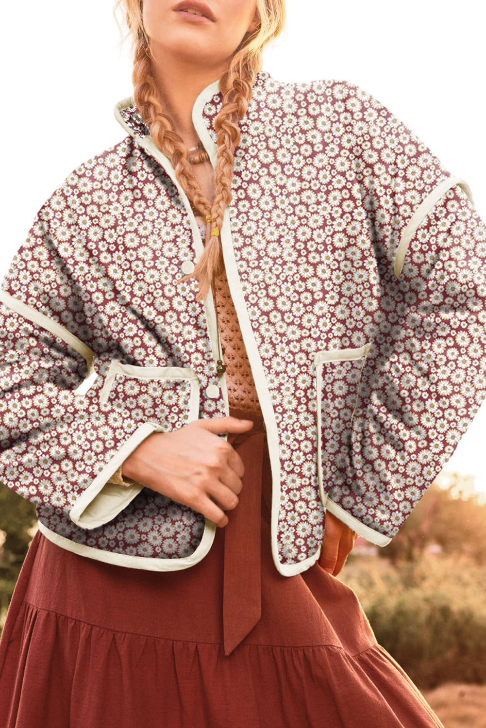Casaco de gola alta com bolsos com borda contrastante e borda floral cor-de-rosa