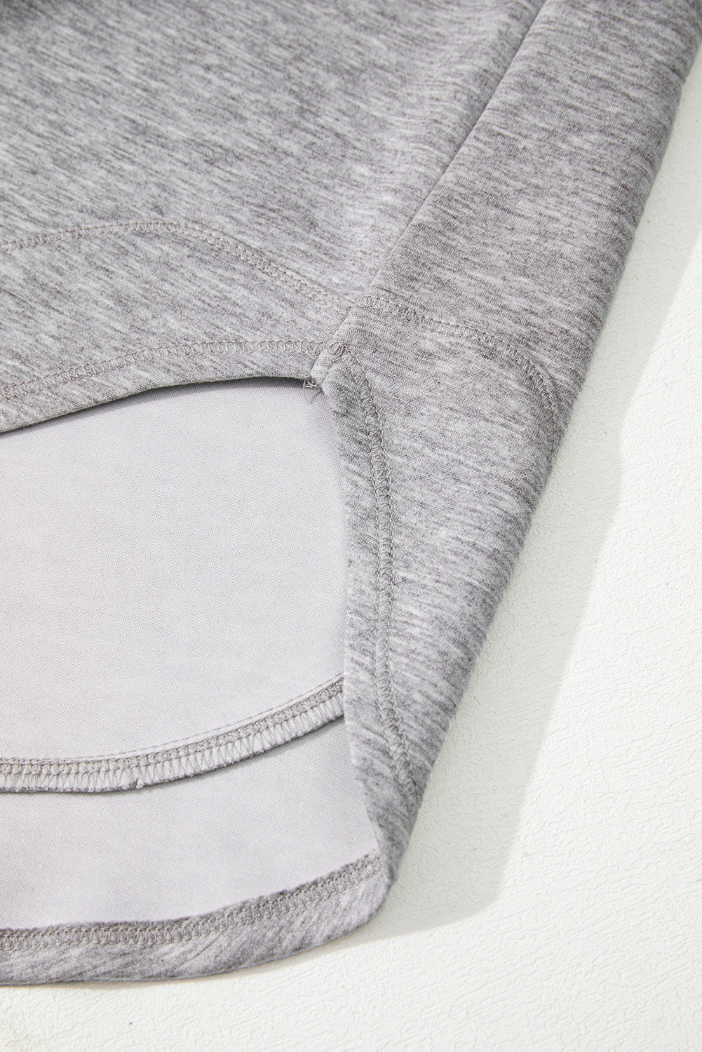 Felpa a blocchi di colore grigio chiaro con patchwork e manico a V
