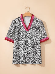 Kurzärmelige Bluse mit rosa gestreiftem Rüschenabsatz mit V-Ausschnitt Leopardenmuster - Miniatuur