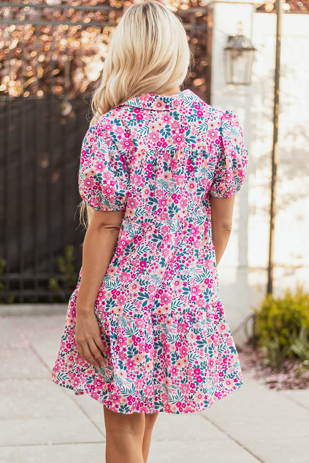 Robe rose à col fleuri, demi-tapete, manches courtes et ample