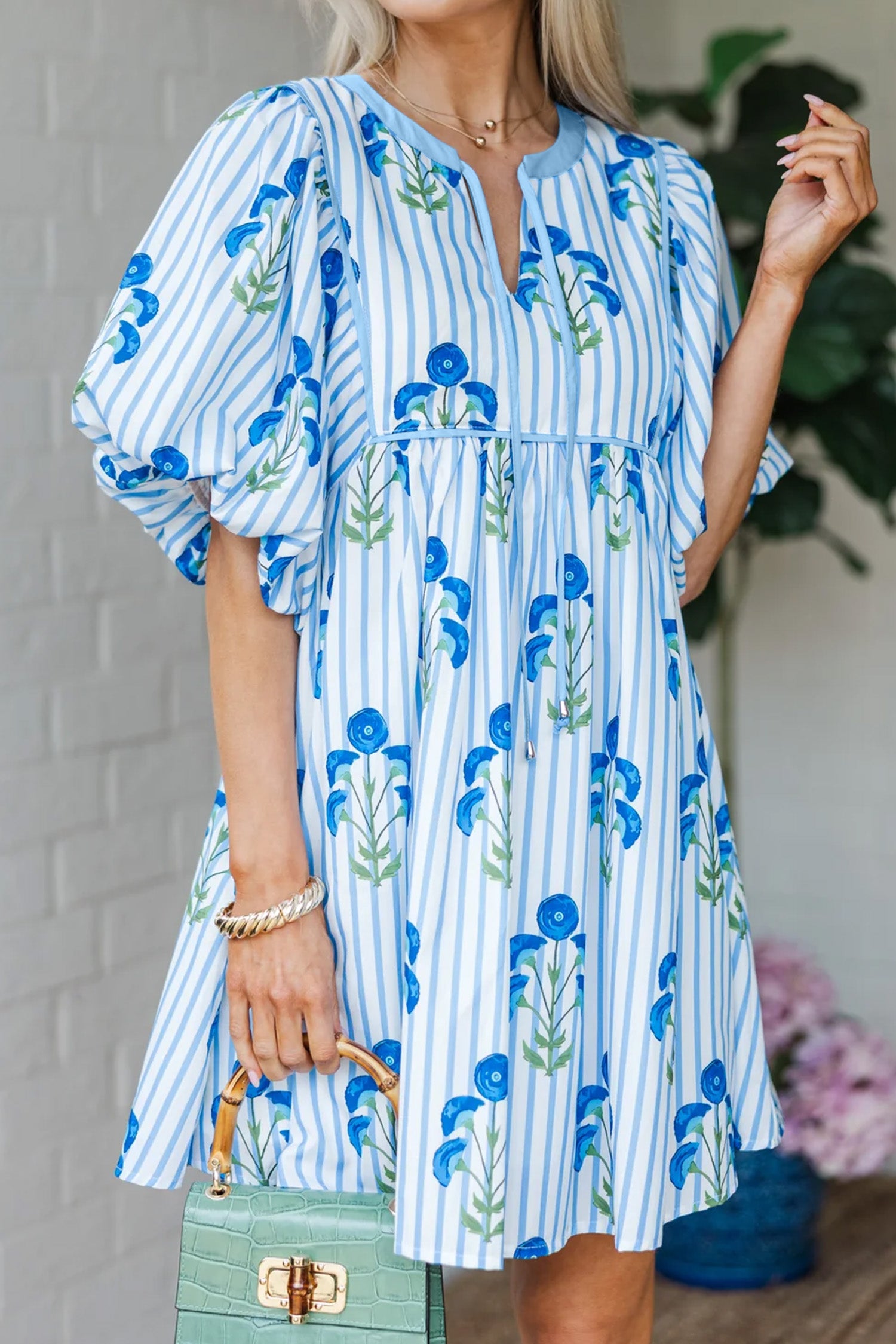 Mini robe à manches évasées à manches évasées à motifs de fleurs roses, cravate à rayures florales et encoche