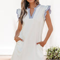 Weißes, kontrastreiches, gestreiftes, patchworkartiges Kleid mit Rüschenausschnitt und ärmellosem Schnitt - Foto 2