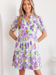 Lila, geblümtes Minikleid mit V-Kragen und kurzärmligem Rüschen - Miniatuur