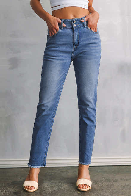 Jeans blu cielo con orlo grezzo a doppio bottone e corte slim fit