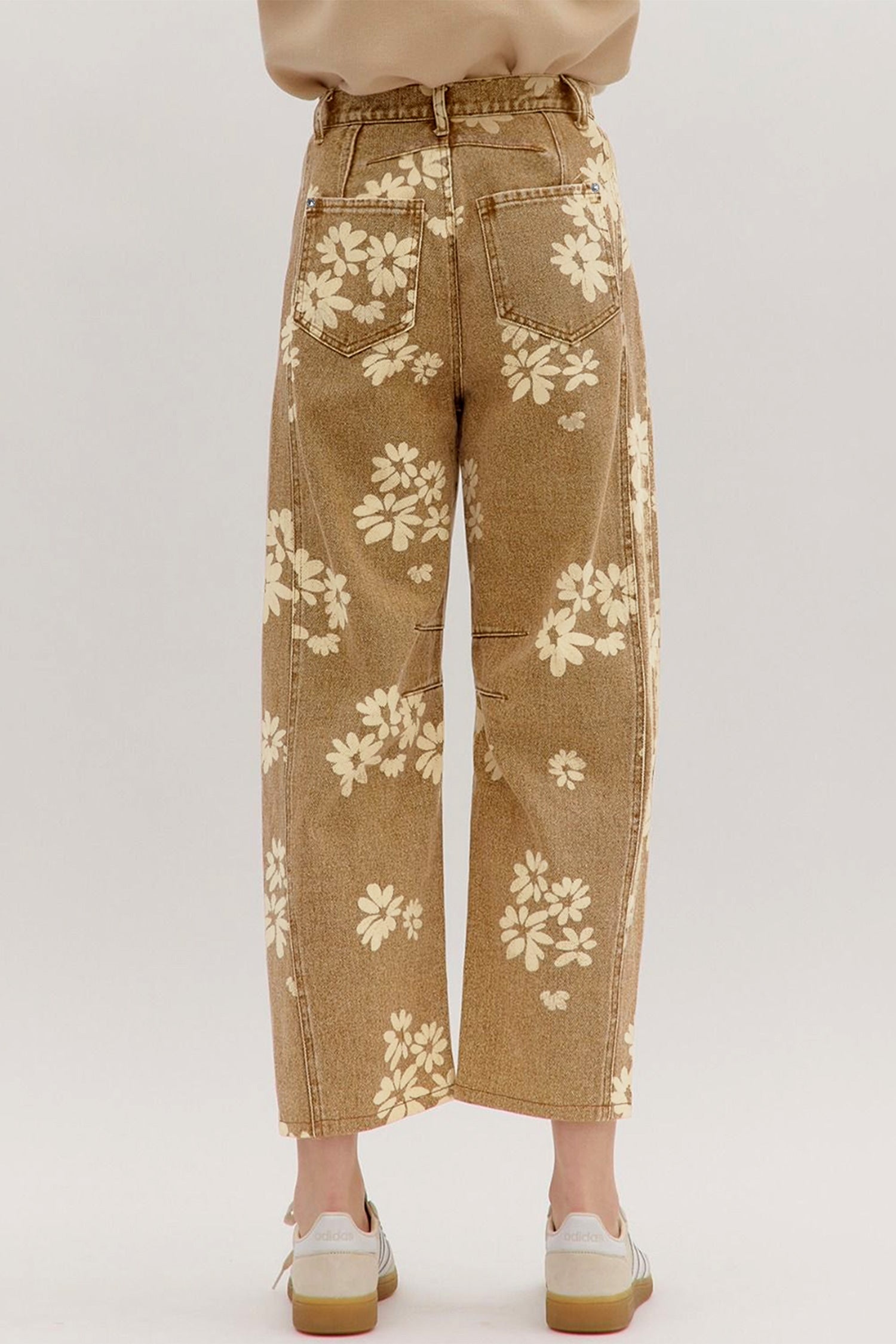 Jeans de perna direita plissados com botões metálicos com estampado floral caqui