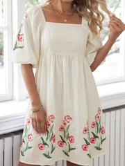Beige blommiga puffärmade babydoll-klänning – Dammode Bild 1 - Miniatuur
