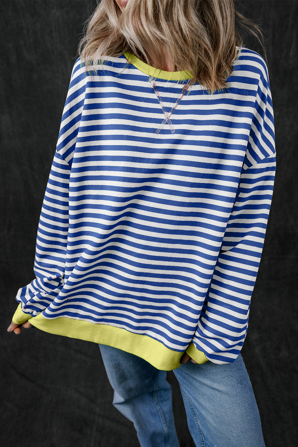 Himmelblauer Streifen übergroßer Pullover mit kontrastartigem Schnitt