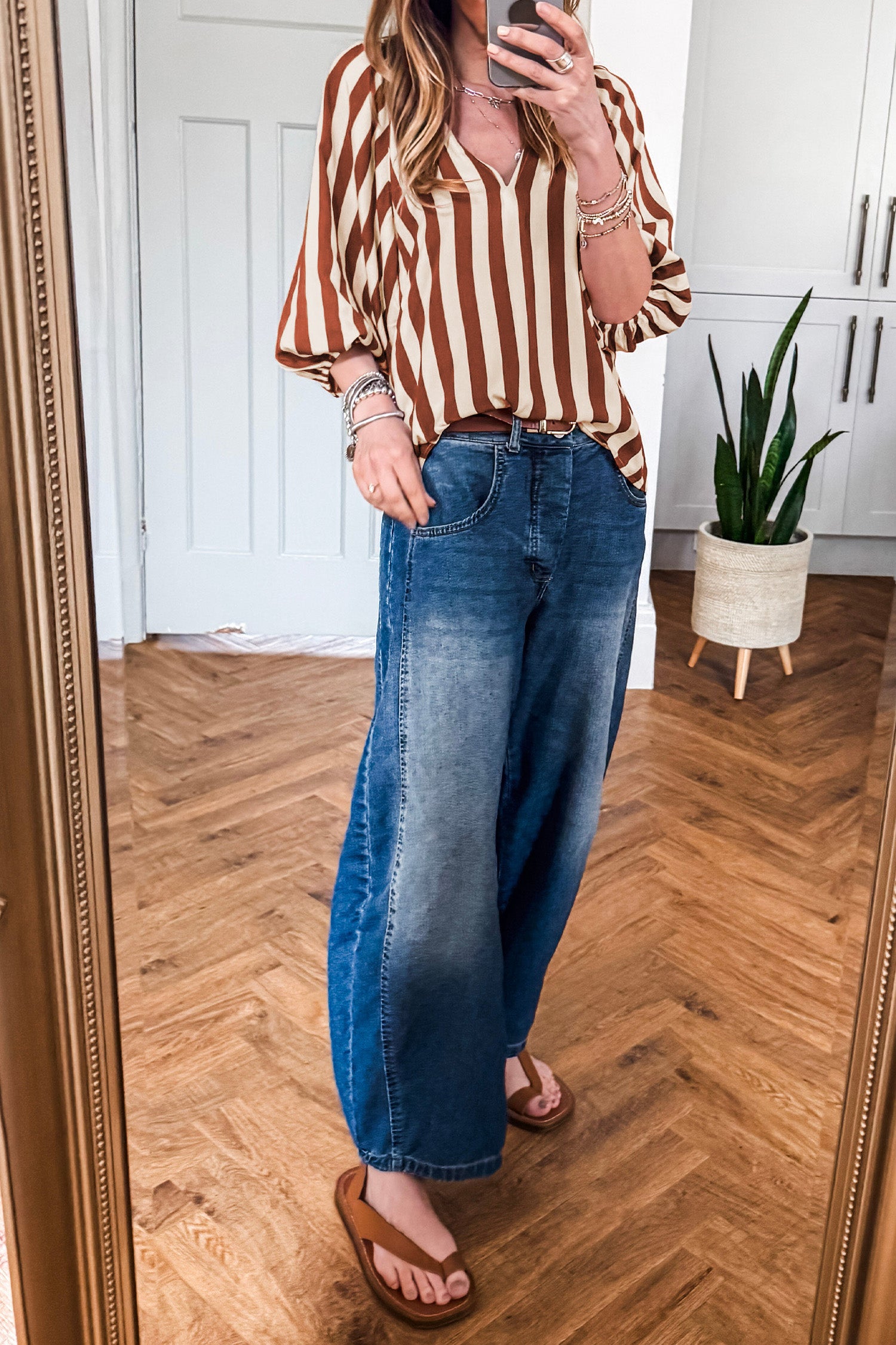 Braune Bluse mit V-Ausschnitt und halbärmeliger Legerbluse