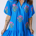 Blue Flower Embroidered Split Neck Short Puff Sleeve Ruffle Hem Dress - Damesmode Afbeelding 5 - Foto 5