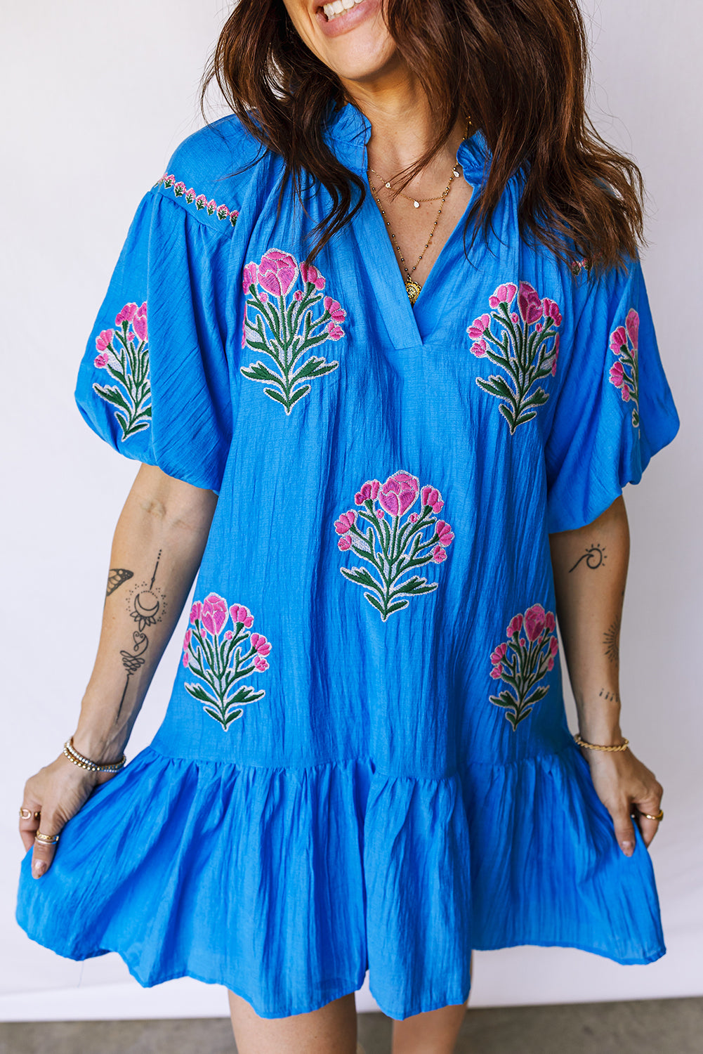 Blue Flower Embroidered Split Neck Short Puff Sleeve Ruffle Hem Dress - Damesmode Afbeelding 5