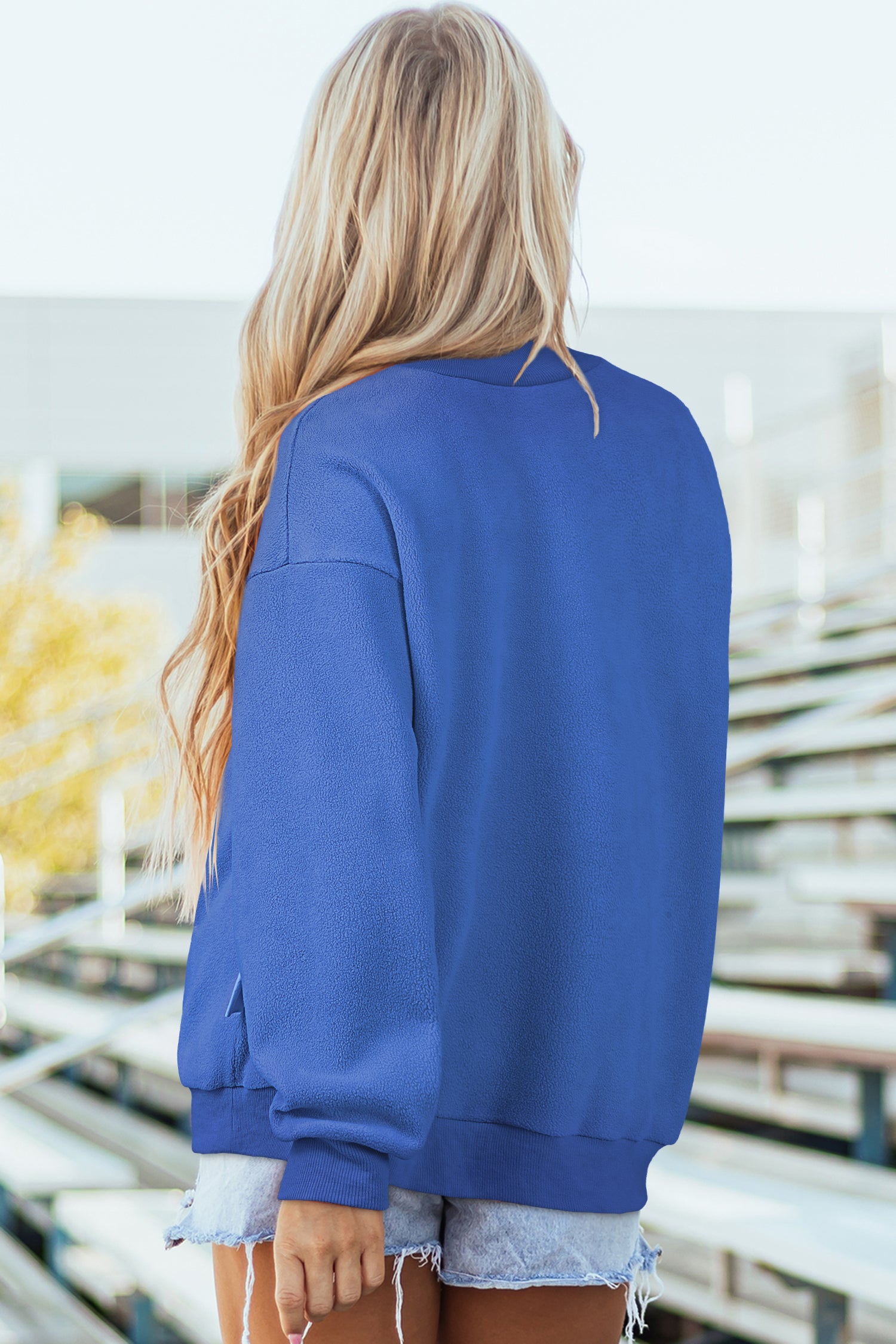 Sweat-shirt bleu foncé oversize, épaule tombante et réversible, col montant,