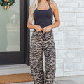 Graue Zebrastreifen-bedruckte breite Barrel-Jeans - Foto 5