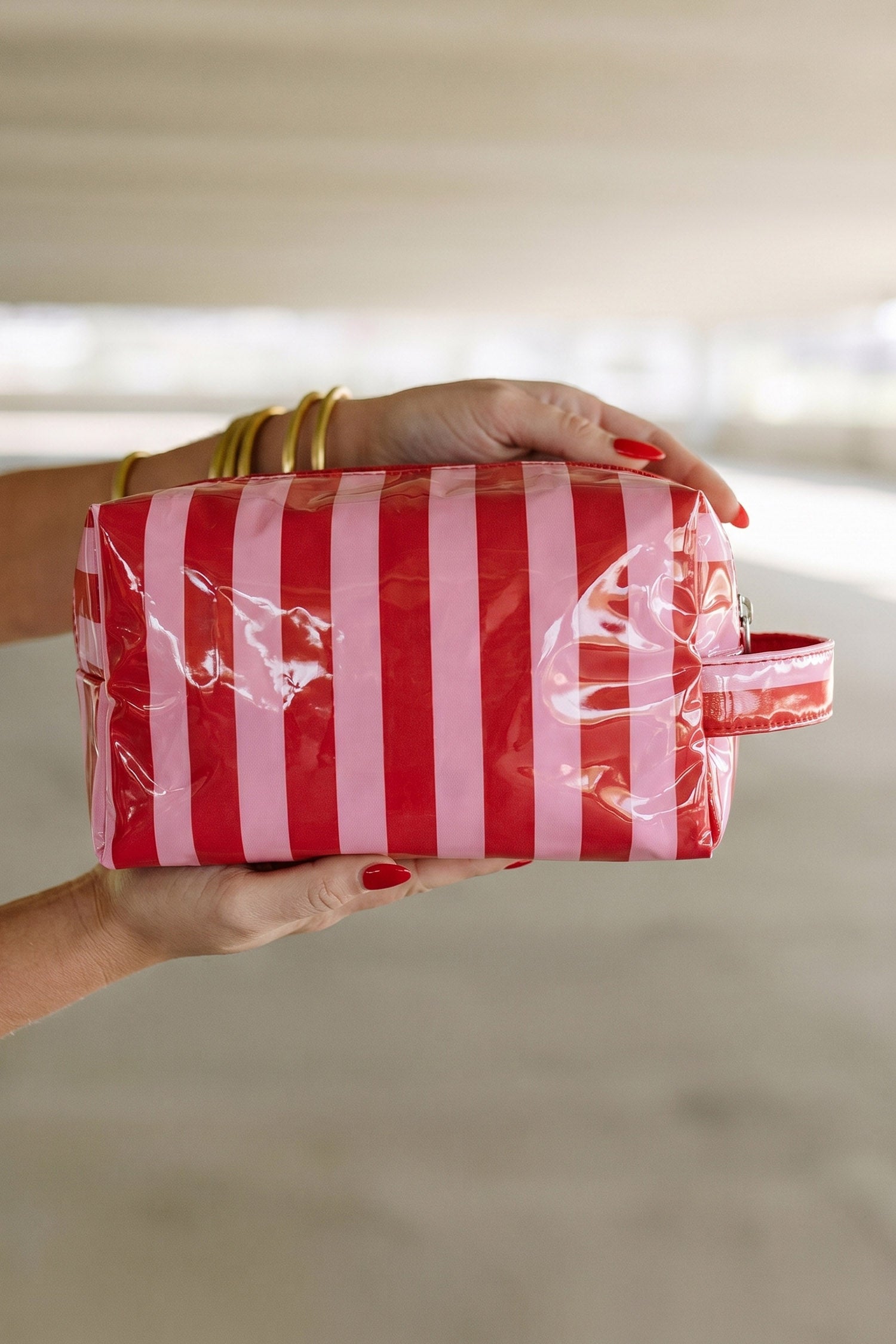 Sac cosmétique en PVC rayé rouge flamboyant Organisateur de voyage durable avec poignée zippée