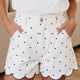 Hvide polkadot-mønstroode broderoode kammuslingekantede shorts