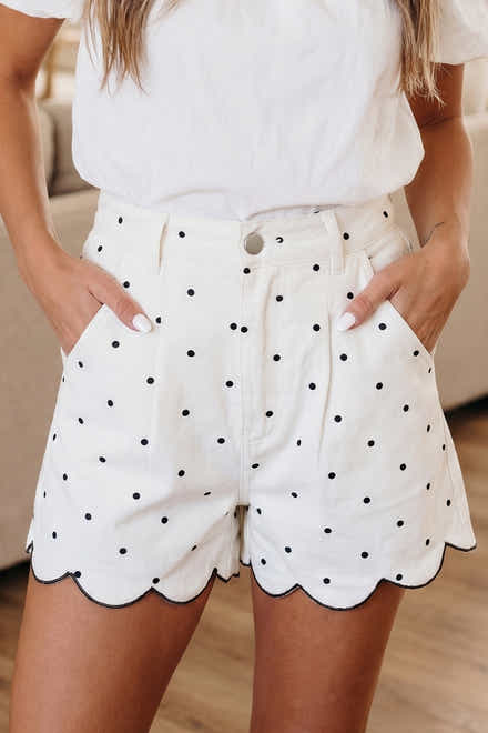 Weiße Polka-Dot-Print-Shorts mit besticktem Jakobsmuschel-Saum