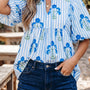 Himmelblå bluse med blomsterprint med slipshals og puffærmer