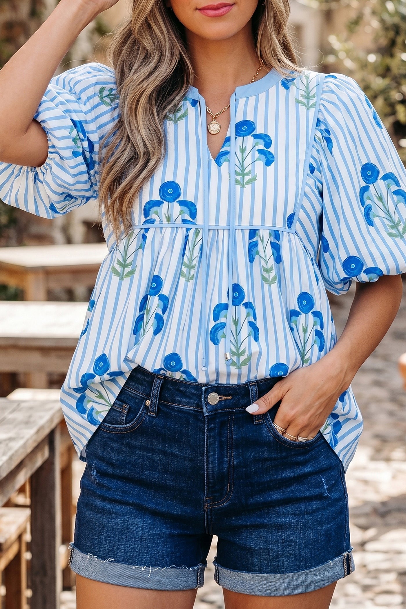 Himmelblå bluse med blomsterprint med slipshals og puffærmer - Luxe Damesmode & Kleding Collectie | Redblad Nederland